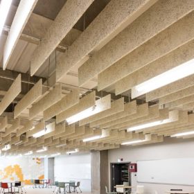 政大達賢圖書館由羅興華建築師事務所與潤德室內裝修規劃設計。四樓創意展演室作為小型座談、演出、發表之用，以原木質感的鑽泥板障板天花板來幫助空間吸音。