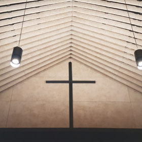 教會會堂也是吸音障板天花板的常見案例，如新加坡神召會恩典堂Grace Assembly of God (Bukit Batok) ，以鑽泥板障板系統呈現令人驚豔的造型天花板。