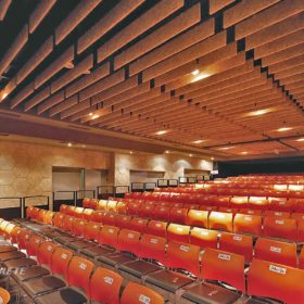 展演空間很適合配置鑽泥板吸音障板天花板，讓室內音場達到最佳效果，溫潤的木質感也讓氣氛加分(ATT 4 FUN案例)