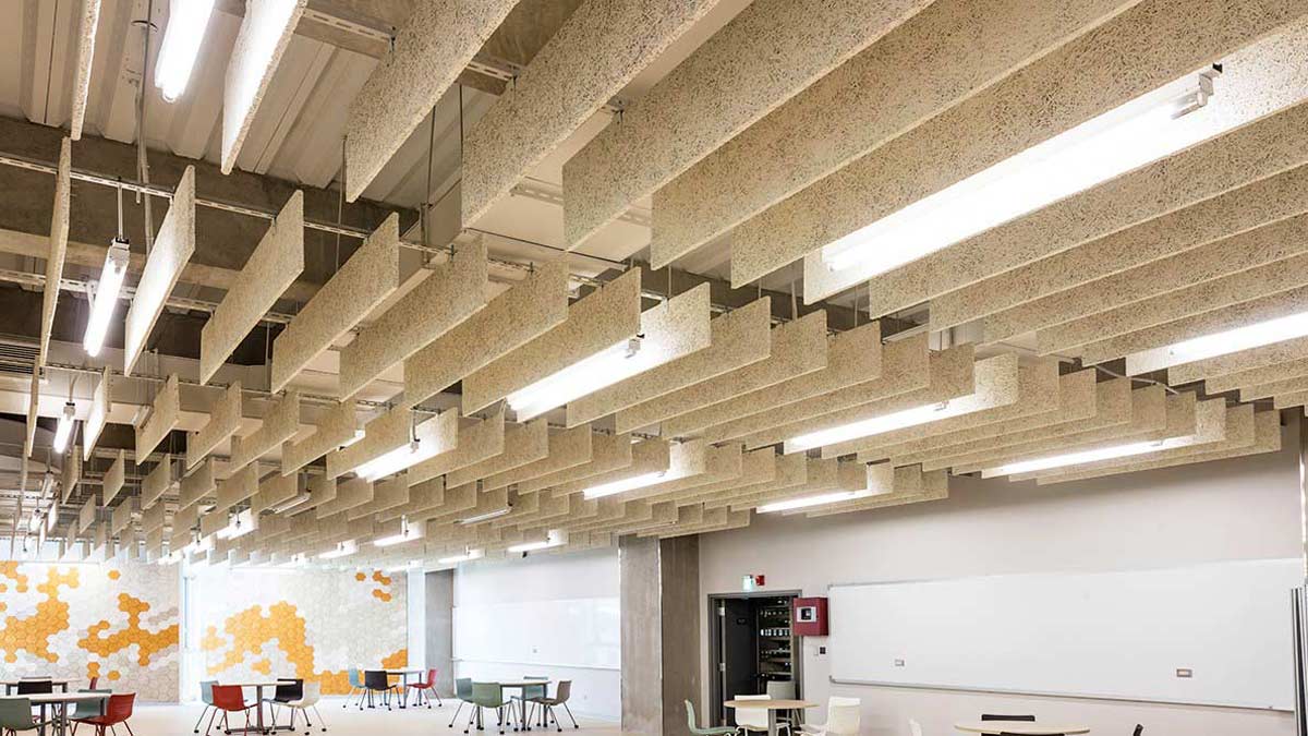 鑽泥板障板天花板，以天然木絲紋理和吸音性著稱，可直立式排列成障板天花板以減緩空間回音，還能幫助地球固碳，是障板天花板材中原料具有負碳排放特質的環保材。