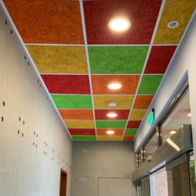 新北 台灣電力公司烏來台灣電業文物館_室內走廊-鑽泥板彩色輕鋼架天花板