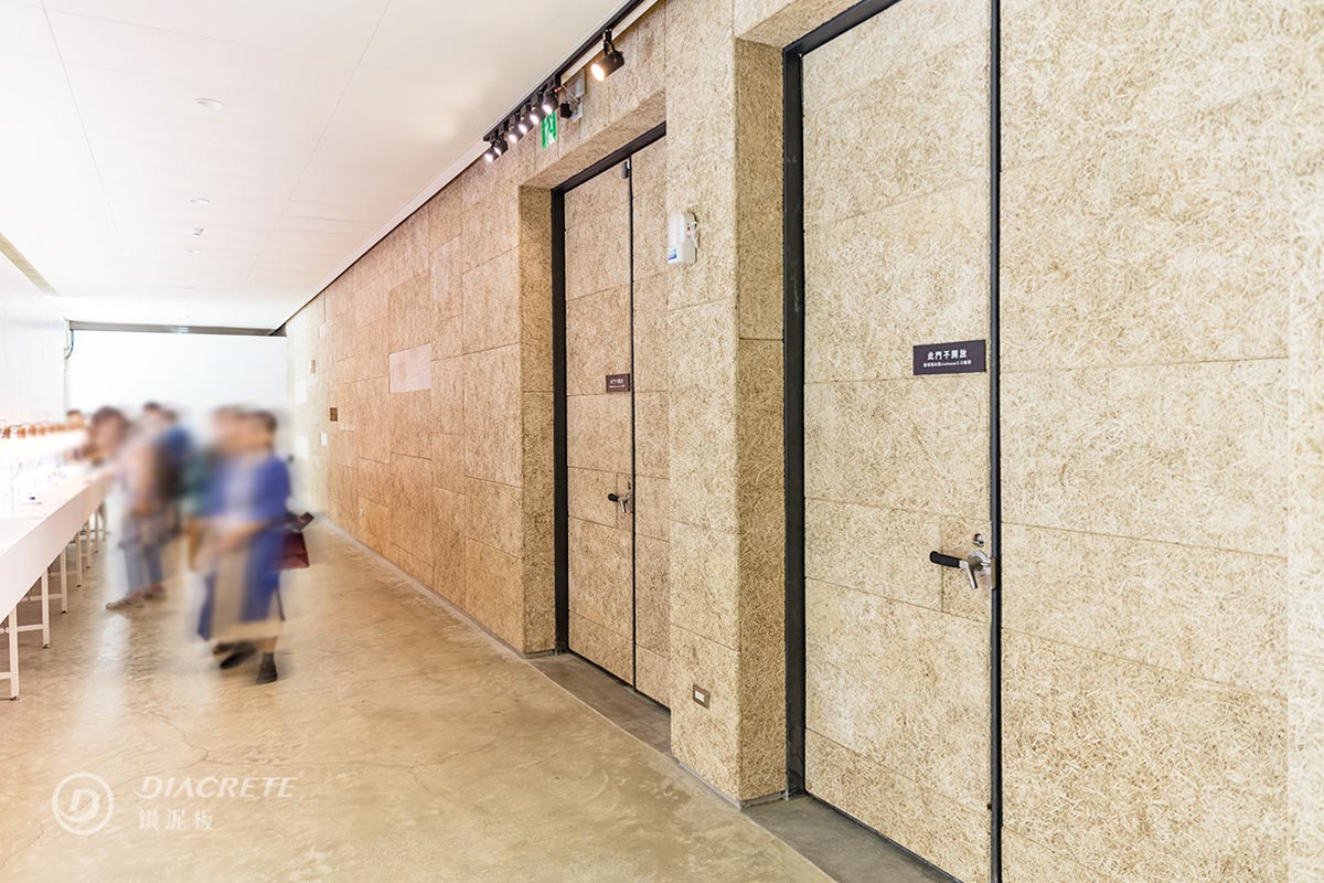 鑽泥板自然紋理、吸收回音的優點，適合作為藝文展覽空間的天花板或牆面材料。(圖為新竹風Live House案例)