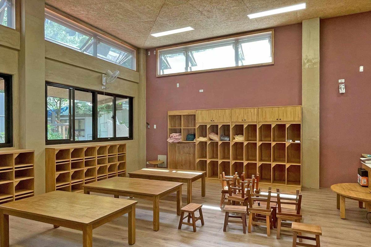 承山幼兒園的校舍幾乎使用自然材質建造，如鑽泥板天花板、泥土塗料等，且強調通風與採光，至今新校舍未裝設冷氣就能舒服度夏。（圖片來源／新竹縣私立承山幼兒園Facebook）