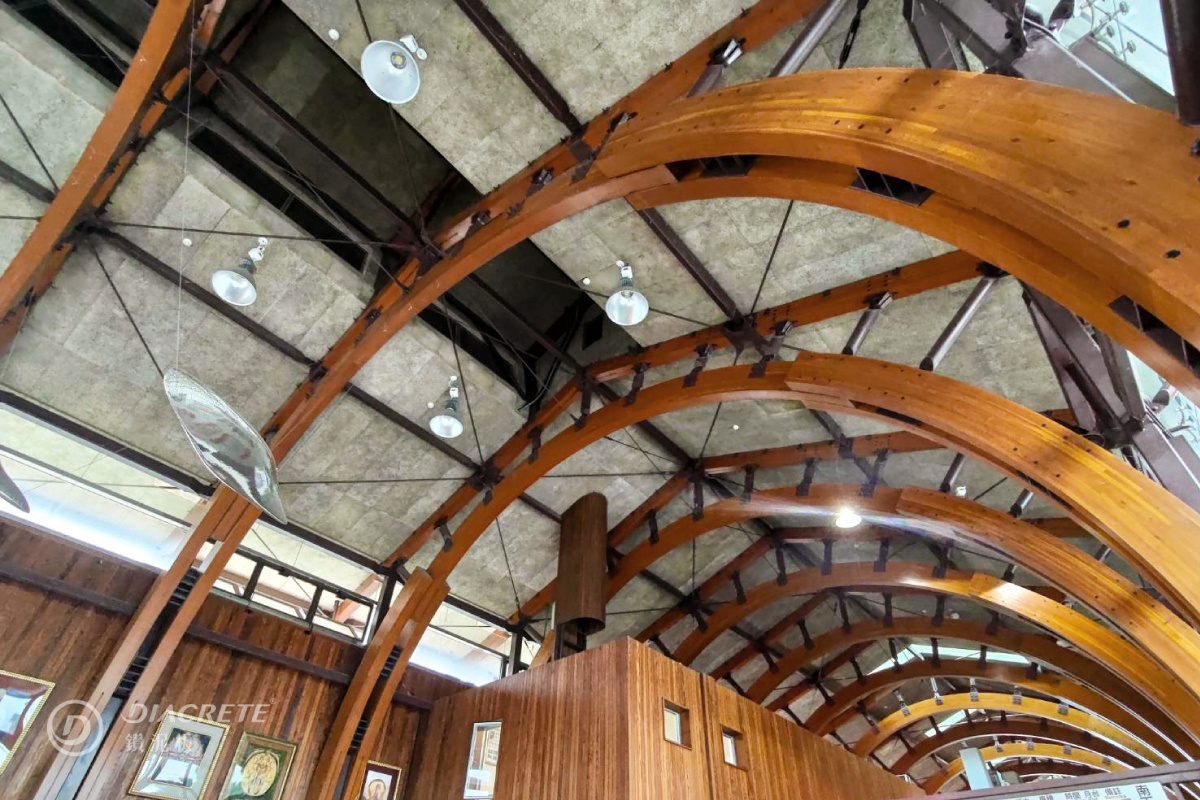 台東池上車站天花板以鑽泥板來隔絕熱能、吸收廊道內旅客的迴音，讓空間更舒適，由大藏聯合建築師事務所設計。