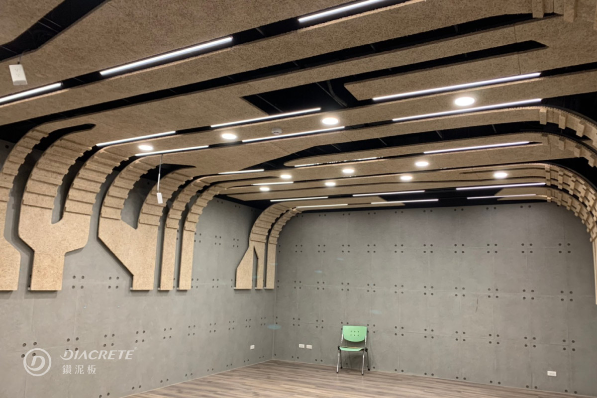 台電電業文物館位於烏來，室內一空間的天花板，使用特殊裁切加工的鑽泥板來裝飾。