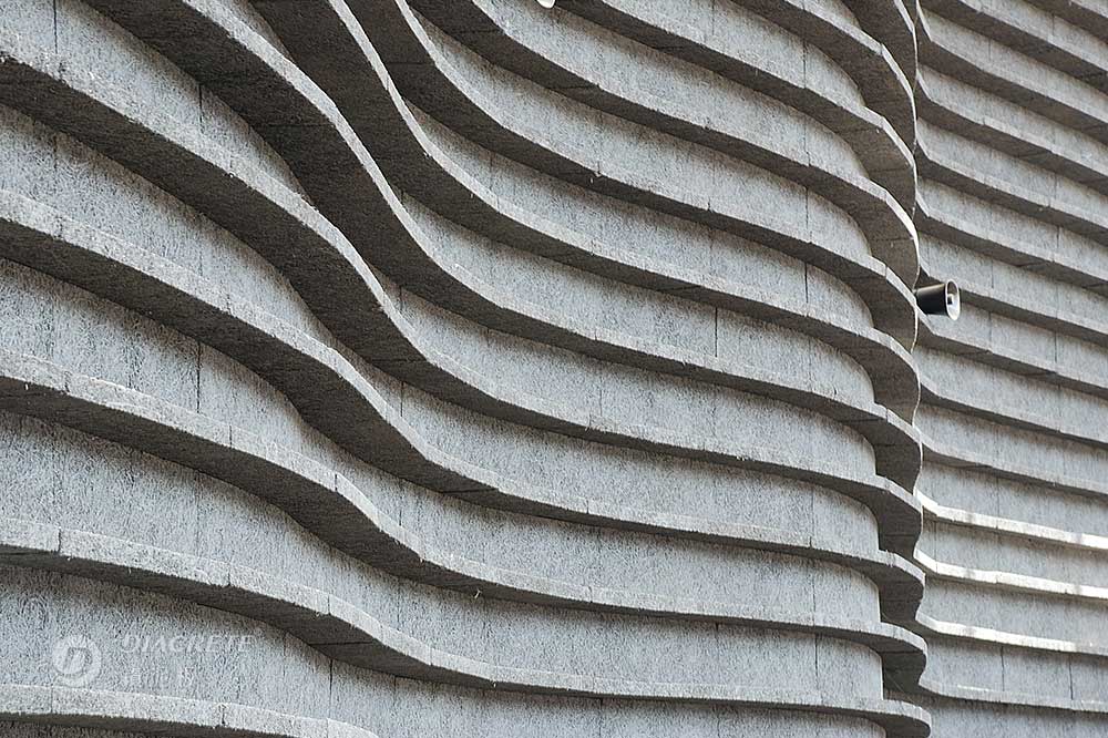台中戶外圓滿劇場使用鑽泥板作為外牆隔熱材，由楊瑞禎聯合建築師事務所設計。
