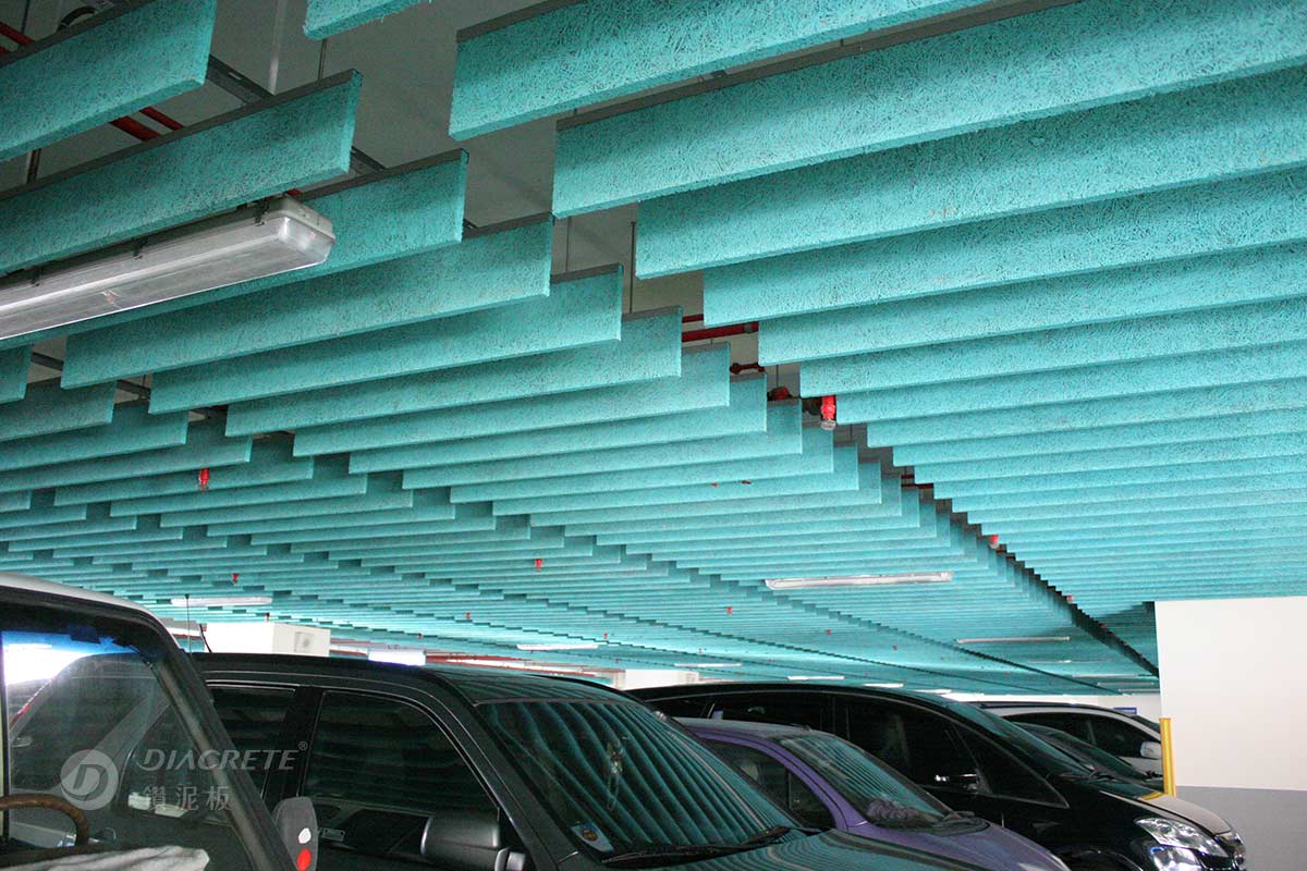 台中惠來停車場以鑽泥板障板天花板降低室內噪音，並在表面以水性漆呈現湖水藍色。設計單位：謝舒惠建築師事務所。