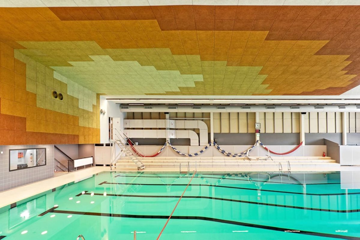 木絲水泥板應用在游泳池天花板可吸音、自然調濕。位於德國根辛根市鎮的室內游泳池，由BZM建築事務所設計。