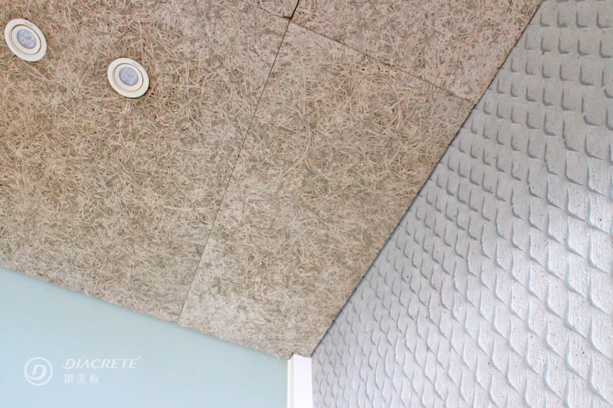 鑽泥板吸音的特性，讓人能享受寧靜舒適的室內空間。照片右側的牆面為蔡東南自創「擴張網工法」，目的是強固舊有磚牆，避開泥作大面積施作常需要的分割和裂紋。