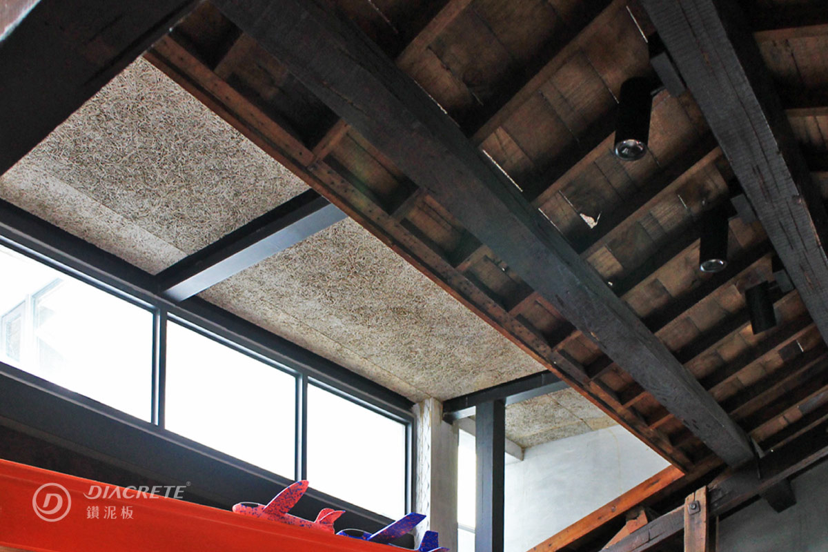 在宜蘭吳宅的案例中，蔡東南建築師保留原本老屋的部分木構，並利用鑽泥板加強隔熱。
