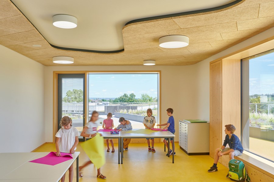 木絲水泥板／木絲吸音板案例：德國聖哥達米勒學校由拜尼施建築師事務所設計。
