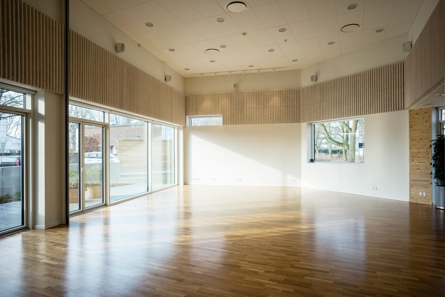 木絲吸音板案例：丹麥癌症診療中心案例，以木絲水泥板結合木格柵的表現手法。