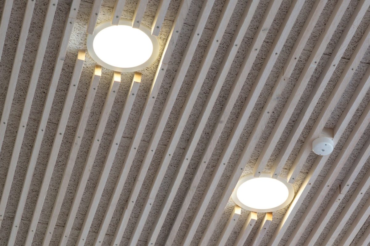 木絲吸音板天花板案例：丹麥癌症診療中心案例，以木絲水泥板結合木格柵的表現手法。