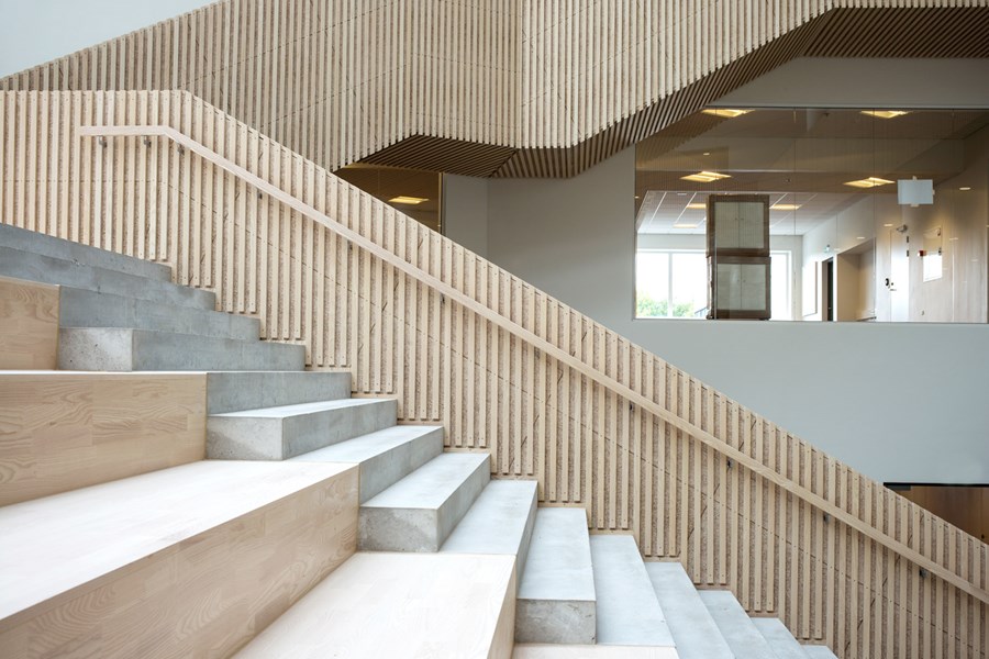 木絲水泥板／木絲吸音板案例：丹麥的醫療中心室內樓梯扶手，細看具有創意巧思。