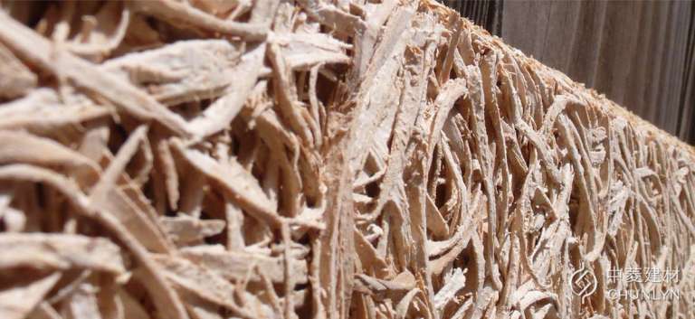 天然植物纖維自古以來就是絕佳的建築隔熱材料，鑽泥板不只滿足這一點，還克服木頭發霉、不耐風雨、蟲蛀等問題，礦化後的木絲能耐得住戶外氣候。