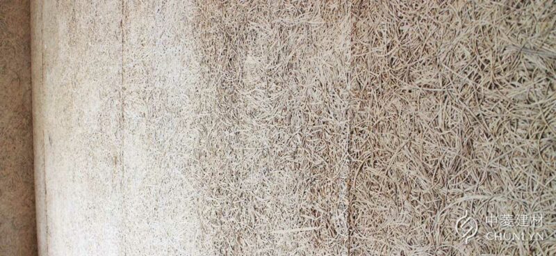 木絲水泥板具有明顯立體的木絲紋路，圖為中菱綠材料生產的木絲水泥板，品名為鑽泥板。
